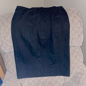 Black on black textured skirt, stretch material. Size M, excellent condition.
